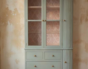 Mueble bar vintage de teca maciza tailandesa de los años 50, restaurado en verde salvia, con tira LED incluida y portavasos.