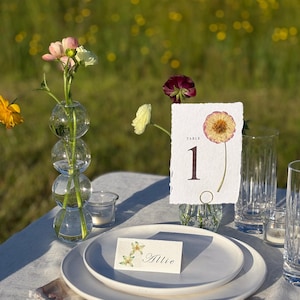 Cartes de numéros de table de mariage avec de VRAIS fleurs pressées/ numéros de table de mariage en papier avec bordure tachée/ mariage rustique/ mariage bohème/ mariage dans le jardin