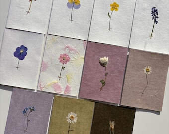 Carte de fleurs pressées : carte de voeux florale faite main avec enveloppe kraft
