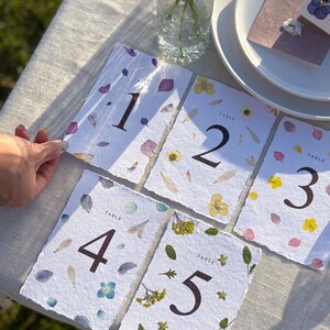 Cartes de numéros de table de mariage avec de VRAIS fleurs pressées/ numéros de table de mariage en papier avec bordure tachée/ mariage rustique/ mariage bohème/ mariage dans le jardin