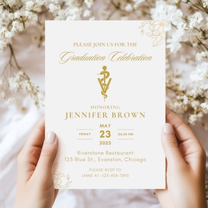 Può includere: Un invito bianco con testo dorato e un simbolo di caduceo dorato. Il testo recita "Si prega di unirsi a noi per la celebrazione di laurea in onore di Jennifer Brown, venerdì 23 maggio 2025, 18:30, Riverstone Restaurant, 123 Blue St., Evanston, Chicago. Si prega di RSVP a Jamie al +123-456-7890."
