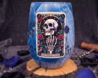 Het Zero of Fucks Tarot wijnglas met hydrodipped afwerking, blauw, zwart, wit, gotische schedel, middelvinger, grappig tarotcadeau, bescherm je vrede