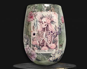 Kristallen wijnglas met magische details, gotisch glas met bloemen en doodskop, heksenachtig cadeau, saliegroen botanisch glas, handgemaakte donkere romantische decoratie