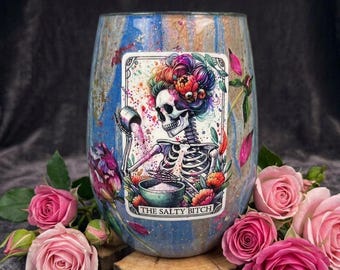 Uniek, handbeschilderd wijnglas met de afbeelding van de Salty Bitch in blauw tarotdesign | Acryl gietkunst, wijnglas met skeletmotief, kleurrijk tarotcadeau, cadeau voor een vriend(in)