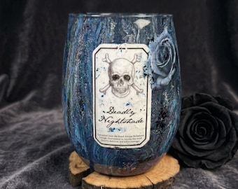 Uniek handbeschilderd acryl wijnglas in gotische apothekersstijl met dodelijke nachtschade, handgegoten decoratie voor een giftige tuin | Zwart rozenglas