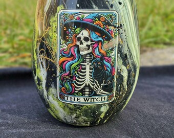 Gotisch wijnglas met heksen- en tarotmotief | Handgemaakt wijnglas met hydrodip-afwerking | Heksenachtig cadeau | Halloween-cadeau | Uniek gotisch drinkgerei