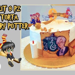 Può includere: Una torta a tema Harry Potter con base bianca e dettagli dorati. La torta è decorata con lo stemma della casa Serpeverde, un personaggio della serie Harry Potter e un boccino d'oro. La torta è anche decorata con una candela bianca e una piccola busta.