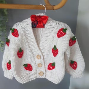 Handgebreid wollen babyvestje aardbei, cropped ontwerp