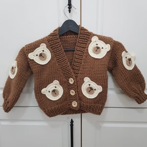 Hand gestrickte Teddybär Strickjacke, Bärchen Pullover, süße Jacke für Neugeborene, gestrickte Babykleidung, Geburtstagsgeschenk Bild 1