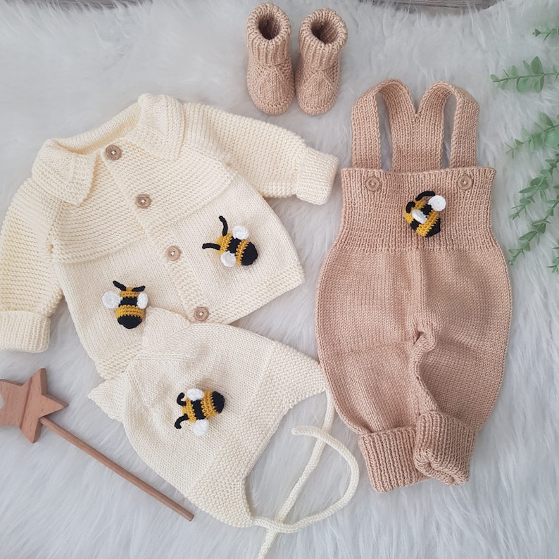Honey Bee Knitted Baby Outfit, Bee Knit Set, Newborn Outfit, Knitted Baby Clothes, New Baby Gift, Baby Shower Gift zdjęcie 4