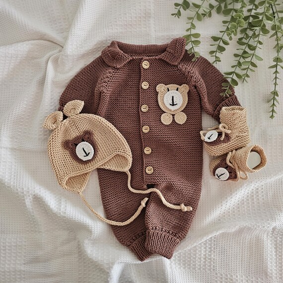 Baby-outfitset beer – biologisch gebreide romper, muts en slofjes
