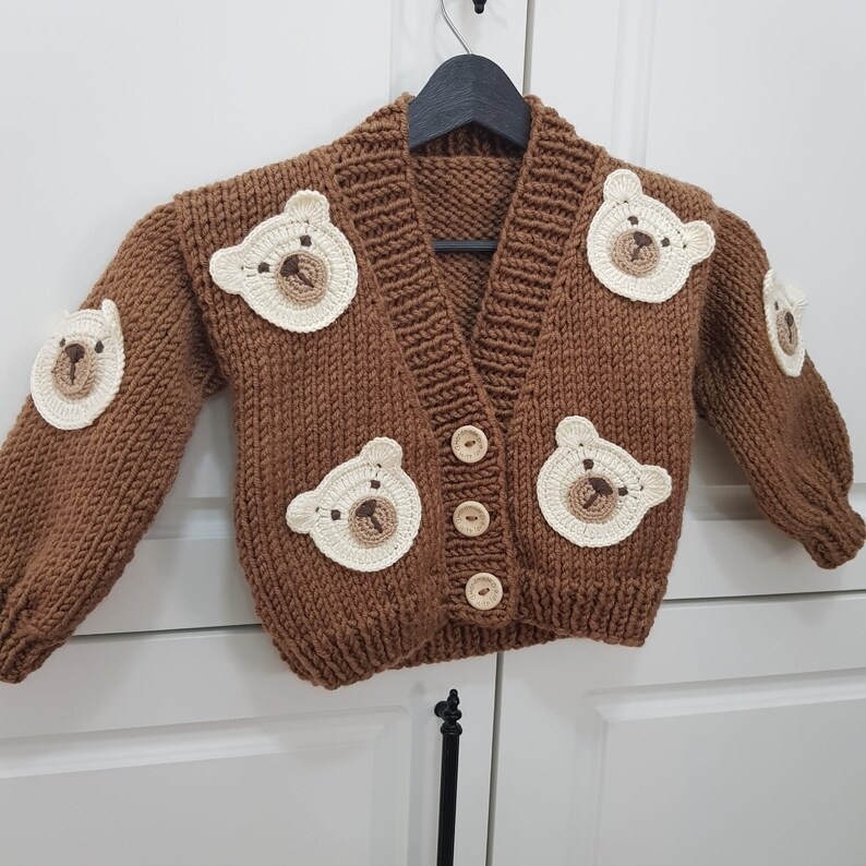 Cardigan nounours tricoté à la main, pull nounours garçon-fille, jolie veste pour nouveau-né, vêtements tricotés pour bébé, cadeau d'anniversaire image 6