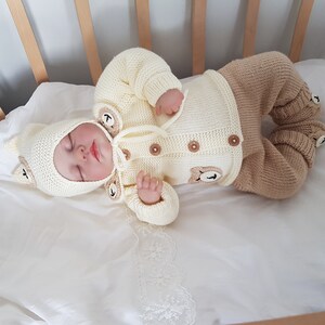 Hand Knit Newborn Outfit | Unisex Baby Clothes with Bear image 7