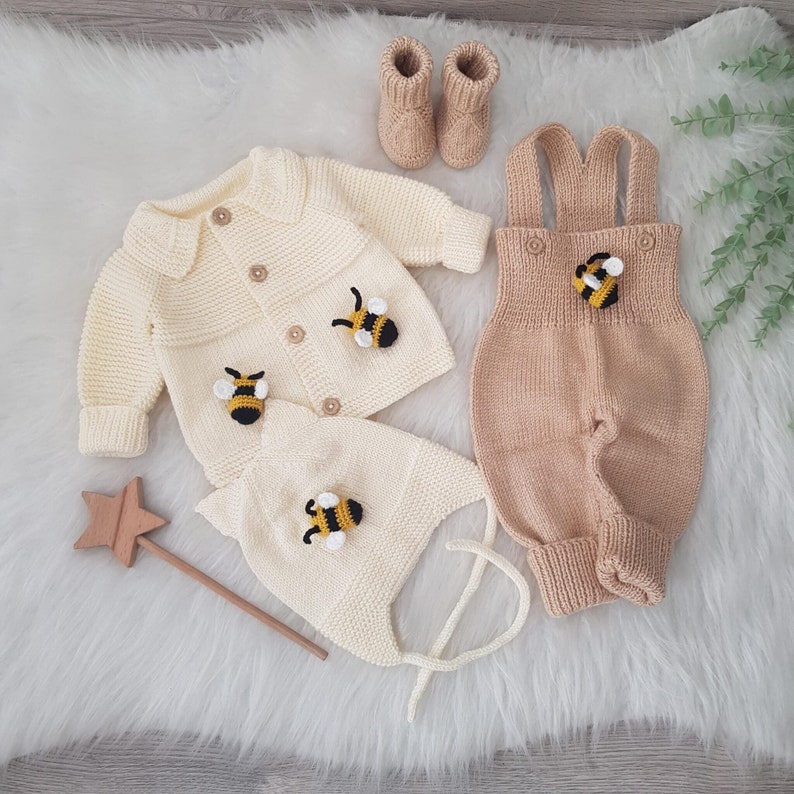 Honey Bee Knitted Baby Outfit, Bee Knit Set, Newborn Outfit, Knitted Baby Clothes, New Baby Gift, Baby Shower Gift zdjęcie 1