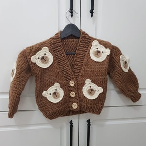 Hand gestrickte Teddybär Strickjacke, Bärchen Pullover, süße Jacke für Neugeborene, gestrickte Babykleidung, Geburtstagsgeschenk Bild 5