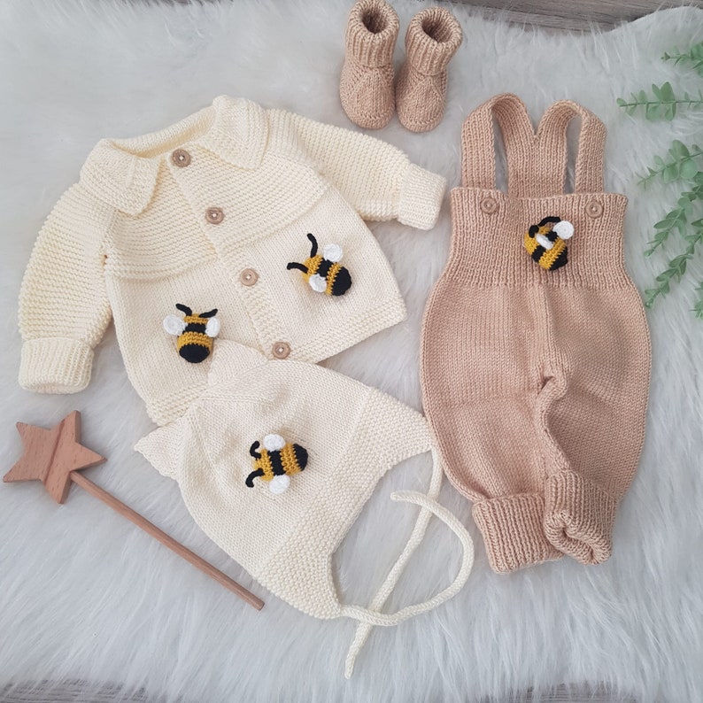 Honey Bee Knitted Baby Outfit, Bee Knit Set, Newborn Outfit, Knitted Baby Clothes, New Baby Gift, Baby Shower Gift zdjęcie 9