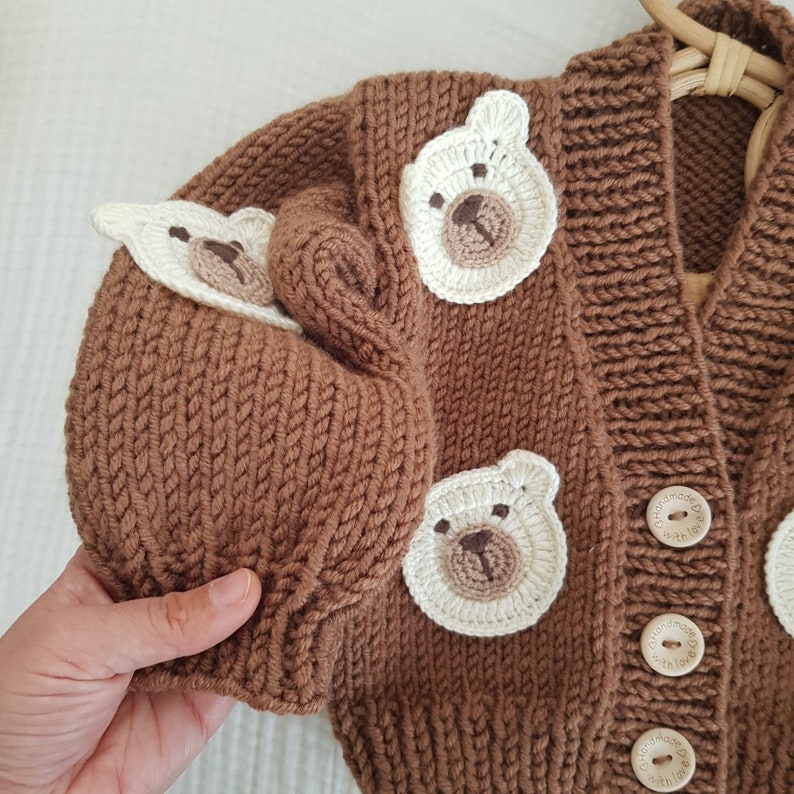 Cardigan nounours tricoté à la main, pull nounours garçon-fille, jolie veste pour nouveau-né, vêtements tricotés pour bébé, cadeau d'anniversaire image 2