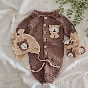 Conjunto de osito para bebé: mono, gorro y patuquitos de punto orgánico. Ropa para recién nacidos que vuelven a casa. Idea de regalo para baby shower hecha a mano.