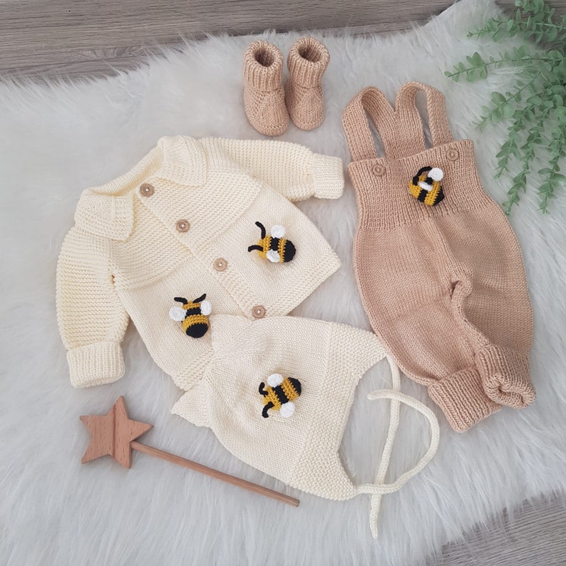 Honey Bee Knitted Baby Outfit, Bee Knit Set, Newborn Outfit, Knitted Baby Clothes, New Baby Gift, Baby Shower Gift zdjęcie 2