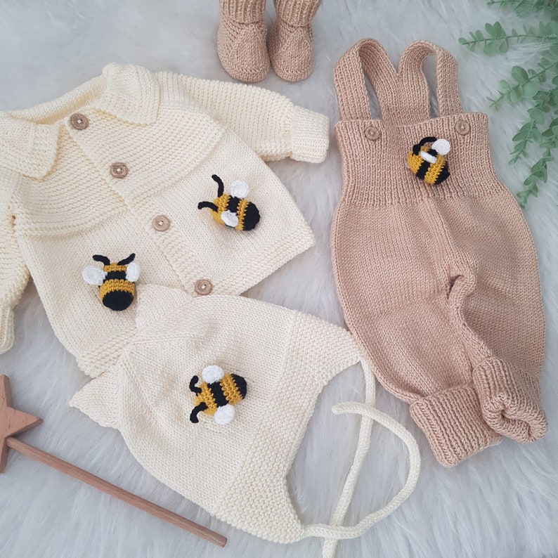 Honey Bee Knitted Baby Outfit, Bee Knit Set, Newborn Outfit, Knitted Baby Clothes, New Baby Gift, Baby Shower Gift zdjęcie 6