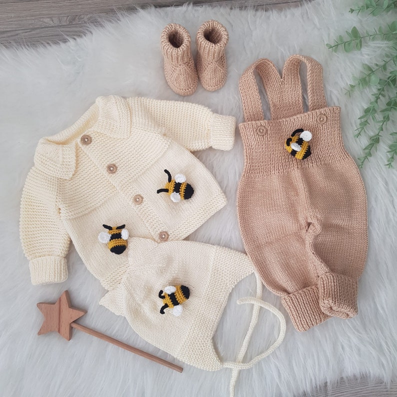 Honey Bee Knitted Baby Outfit, Bee Knit Set, Newborn Outfit, Knitted Baby Clothes, New Baby Gift, Baby Shower Gift zdjęcie 8