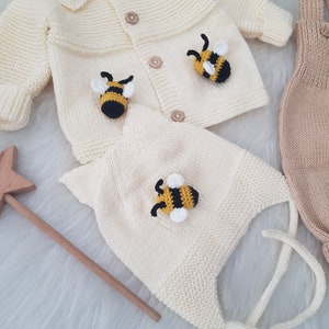 Honey Bee Knitted Baby Outfit, Bee Knit Set, Newborn Outfit, Knitted Baby Clothes, New Baby Gift, Baby Shower Gift zdjęcie 7