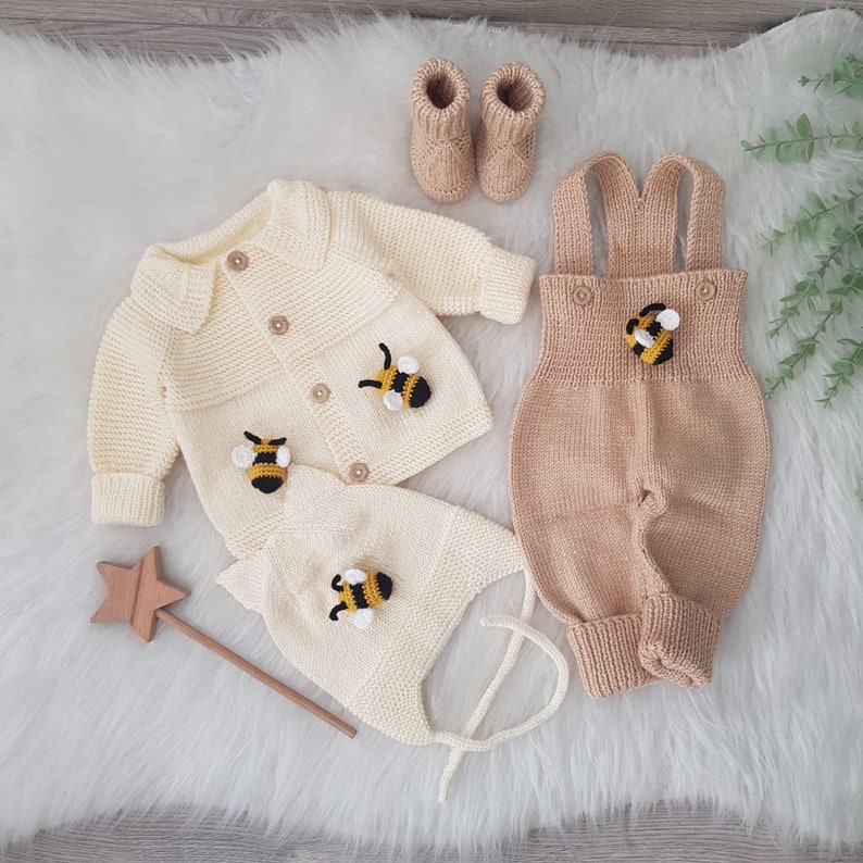 Honey Bee Knitted Baby Outfit, Bee Knit Set, Newborn Outfit, Knitted Baby Clothes, New Baby Gift, Baby Shower Gift zdjęcie 3