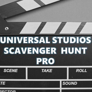 Pode incluir: Uma claquete preta e branca com o texto "UNIVERSAL STUDIOS SCAVENGER HUNT PRO" nela. A claquete tem as palavras "SCENE", "TAKE", "ROLL", "DATE", "DIRECTOR" e "SOUND" impressas nela.