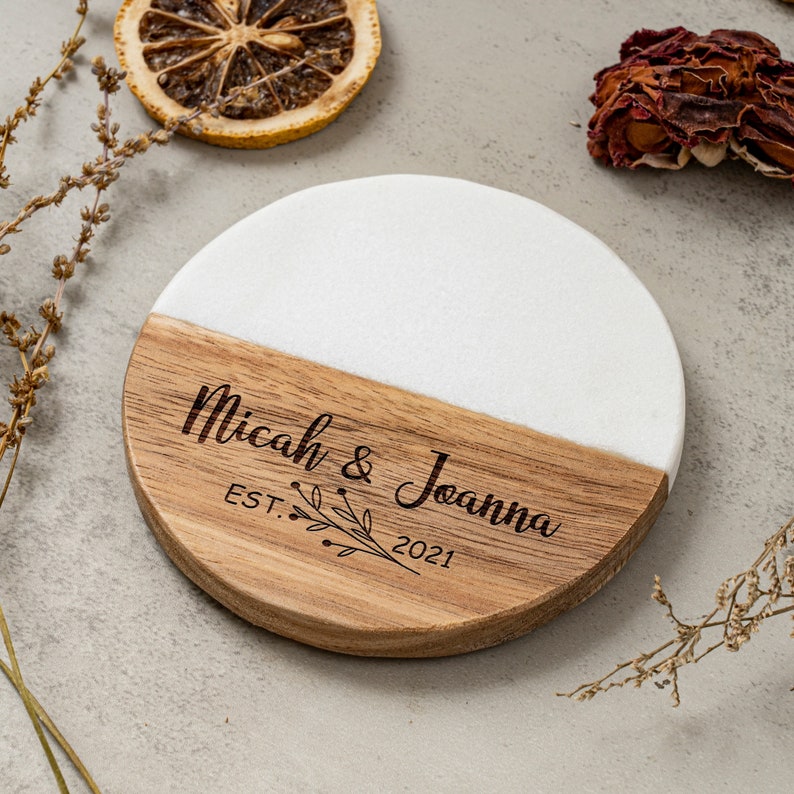 Sous-verres en bois de marbre gravés sur mesure, Ensemble de sous-verres de cadeaux personnalisés, Cadeau de nouvelle maison, Cadeaux de pendaison de crémaillère, Cadeau de mariage nouveau, Cadeau danniversaire image 6