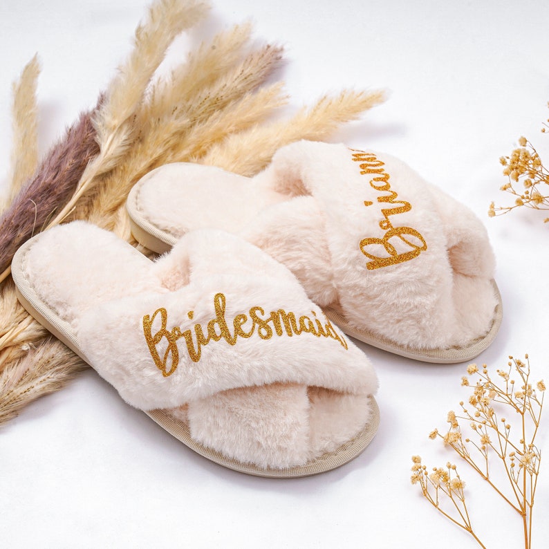 Pantoufle de mariée personnalisée Cadeaux de demoiselle dhonneur Douche nuptiale Mariage Demoiselle dhonneur Fluffy Bachelorette Hen Fluffy Slippers Bridesmaid Gift Set image 6