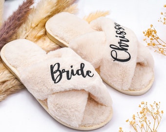 Pantoufle de mariée personnalisée Cadeaux de demoiselle d’honneur Douche nuptiale Mariage Demoiselle d’honneur Fluffy Bachelorette Hen Fluffy Slippers Bridesmaid Gift Set