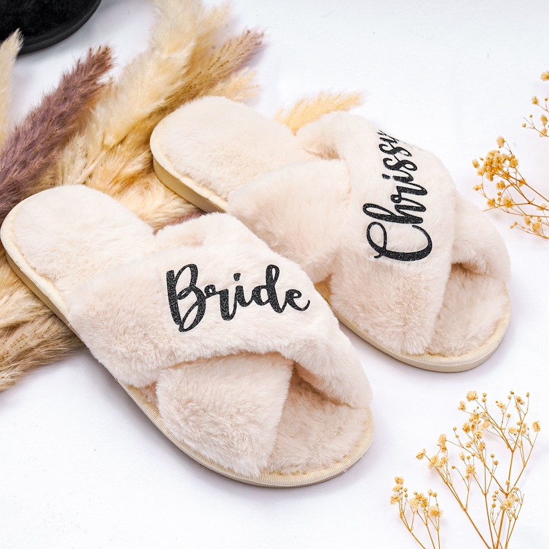 Pantoufle de mariée personnalisée Cadeaux de demoiselle dhonneur Douche nuptiale Mariage Demoiselle dhonneur Fluffy Bachelorette Hen Fluffy Slippers Bridesmaid Gift Set image 1