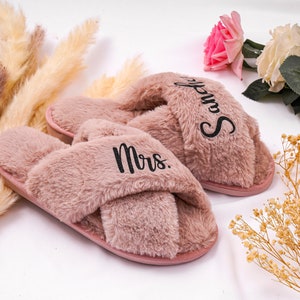 Pantoufle de mariée personnalisée Cadeaux de demoiselle dhonneur Douche nuptiale Mariage Demoiselle dhonneur Fluffy Bachelorette Hen Fluffy Slippers Bridesmaid Gift Set image 9