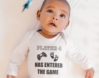 Baby Geburt Ankündigung Body. Baby Bodysuit Player 4 Has Entered The Game. Gaming Baby Body. Baby Geschenk zur Geburt. Gamer Baby Kleidung.