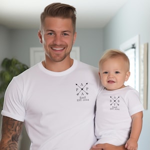 Set maglietta papà e body neonato personalizzati. Completo per papà e bambino abbinato. Regalo per la festa del papà. Set coordinato papà-bambino. Abito per la famiglia.