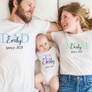 Tenue familiale ensemble assorti tenue maman papa et bébé tenue t-shirt famille t-shirt maman t-shirt papa et body bébé t-shirt enfant look partenaire image 1