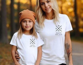 Mama & Mini: Gepersonaliseerde partnerlooksets. Samen verbonden door stijl Partnerlooksets voor moeders en kinderen. Cadeaus voor moeder en kind.