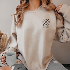 Mama Geschenk mit Herz–Sweatshirt mit Kindernamen & Daten–perfekt zum Muttertag.Mama Pullover –Geschenkidee für frischgebackene Mama.