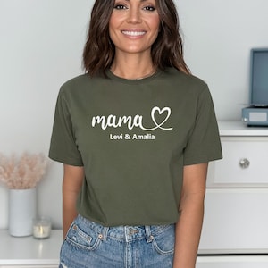 Latido del corazón de mamá: ¡Camiseta personalizada con los nombres de tus pequeños! Camiseta de mamá. Regalos de mamá. Idea de regalo para el día de la madre. Camiseta de mamá.