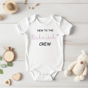 Présentation : le body pour bébé « nouveau dans la famille » ! Body pour bébé nouveau dans l'équipage avec un nom personnalisé. Cadeau pour bébé. Naissance.