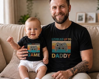 Passiamo al livello successivo: papà e giocatore 2 si vestono da gamer con abiti coordinati. Set per papà e bebè. Regalo perfetto per neonati e neo papà.