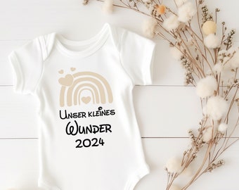 Unser kleines Wunder 2024 Baby Body Liebe im Bauch Schwangerschaft verkunden mit Body Schwangerschaftsverkündung Geburt Geschenk Bodysuit