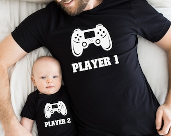 Familiegamingteam: set Speler 1 (vader) en speler 2 (baby). Partnerzoektocht voor vader en dochter, moeder en zoon. Familie outfit.