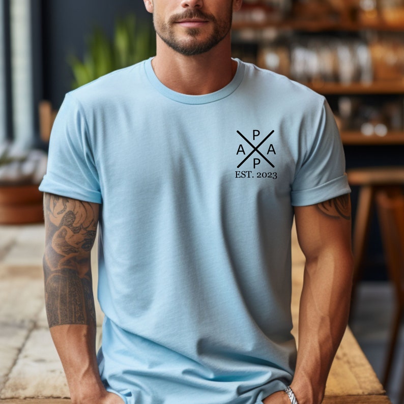 Edizione Papà:T-shirt con nome del bambino e anno di nascita.Regalo per papà.Idea regalo per papà.Camicia papà personalizzata.Regalo per la festa del papà immagine 6