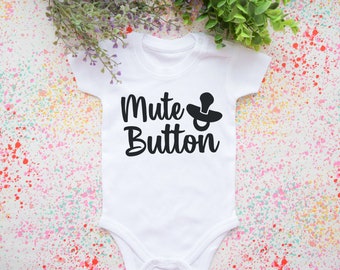 Funny baby bodysuit. Funny baby outfit. baby body suit Baby body with sayings. Baby apparel. Baby Bodysuit "Mute Button".