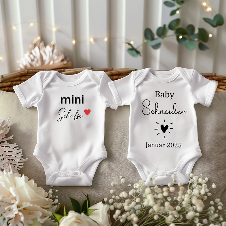 Baby 2025 Schwangerschaft verkünden Babybody Bodysuit Body Geschenk Baby Geburt Schwangerschaft verkünden mit Body Baby 2025 Bild 2