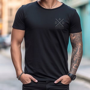 Zeitlose Vaterschaft:Personalisiertes Vater Shirt.T-Shirt mit dem Namen und Geburtsjahr des Kindes.Papa Geschenk.Papa Geschenkidee. Bild 1