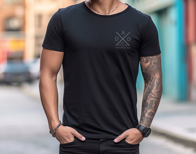 Zeitlose Vaterschaft:Personalisiertes Vater Shirt.T-Shirt mit dem Namen und Geburtsjahr des Kindes.Papa Geschenk.Papa Geschenkidee. Bild 1