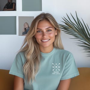 Camiseta para mamá con nombres de niños y año de nacimiento - Regalo para el Día de la Madre, regalo personalizado para mamás, regalo de cumpleaños. MAMÁ 2025.