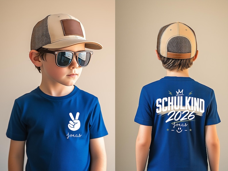 May include: A blue t-shirt featuring a white peace sign graphic and the name Jonas on the front, with the text SCHULKIND 2026, a crown, and a smiley face on the back. The outfit includes a beige and brown mesh trucker hat and dark sunglasses.